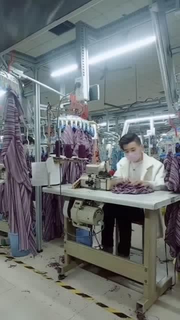 现在服装厂的发展真先进,基本实行自动化生产